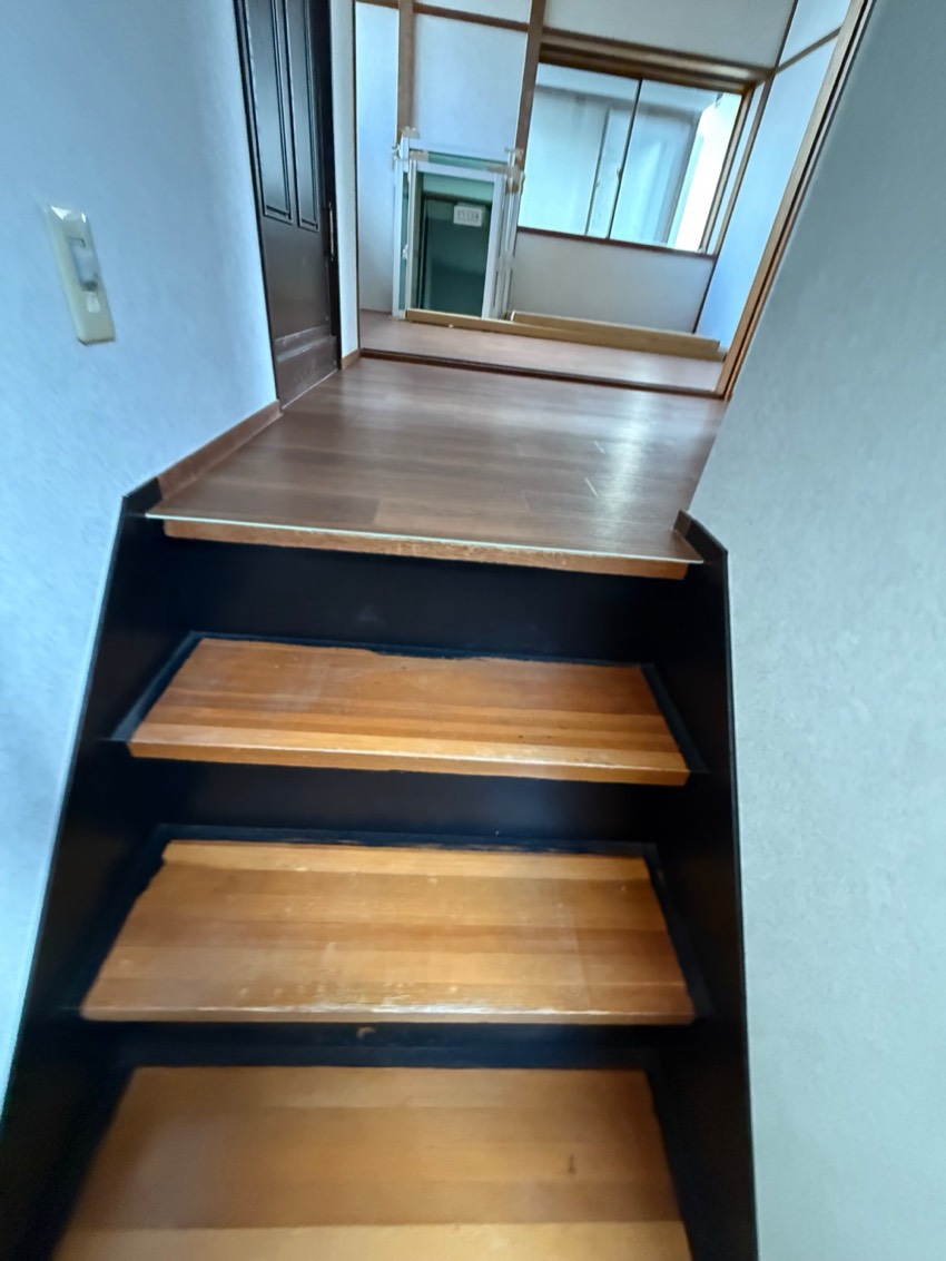 階段は新しく架け替えました