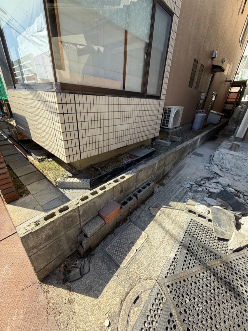 外構と基礎まわりから手を入れます