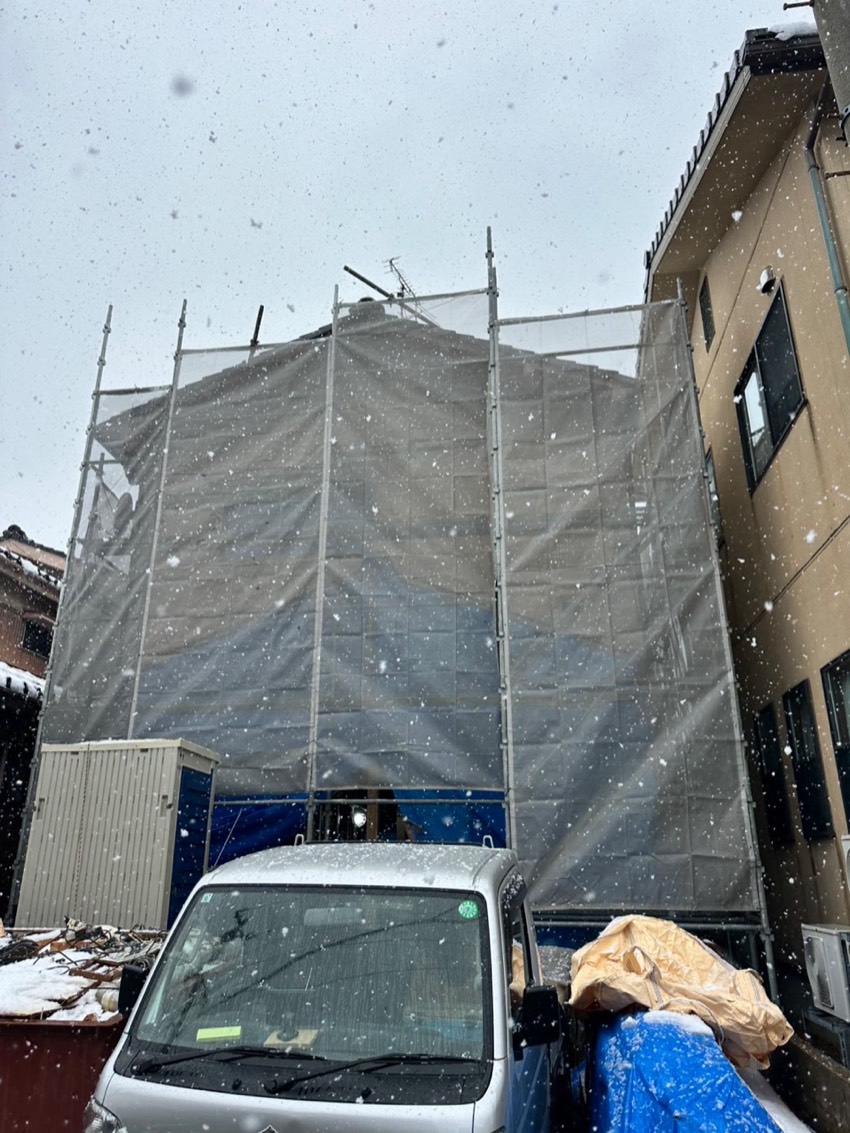 足場をかけて外壁工事へ