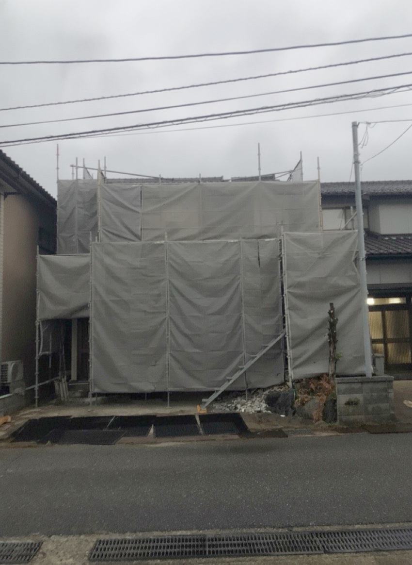 足場と養生シートで家全体を包みます