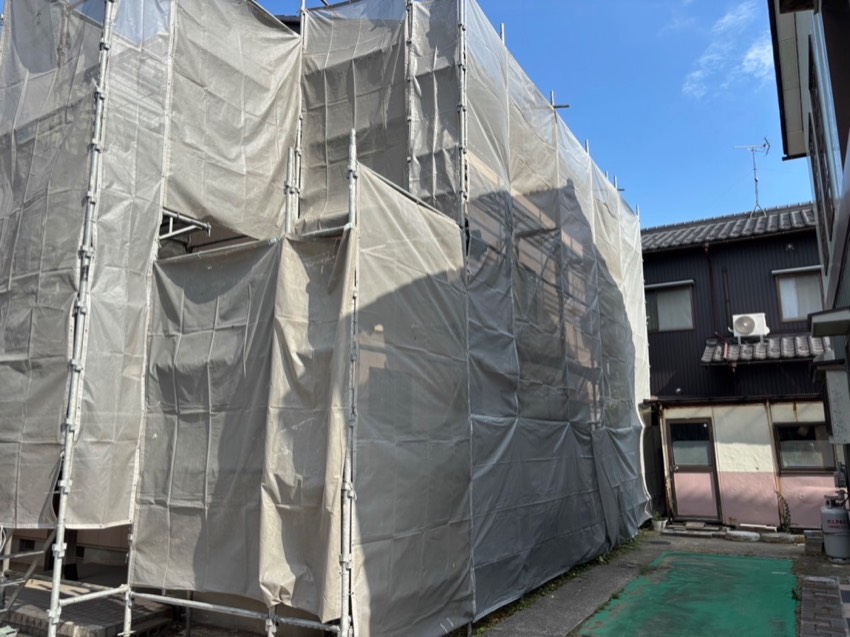 足場を組んで、家全体をネットで養生します