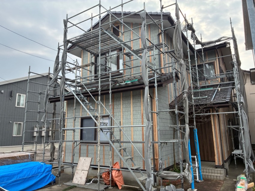 2階はまだ下地の状態。胴縁を組んで通気層を確保します