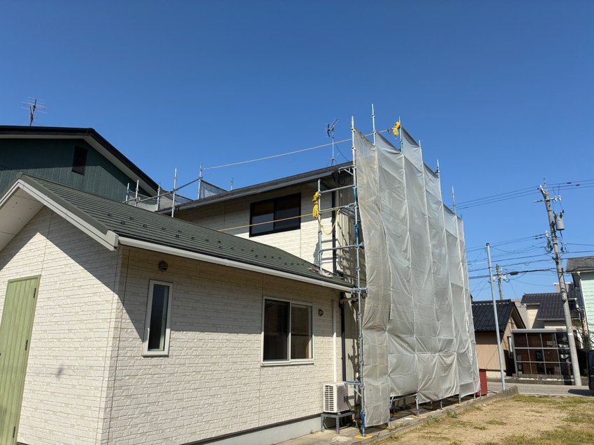 足場をかけて外壁の塗装