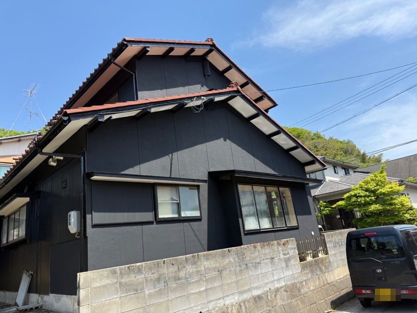 同じ角から。外壁は黒く塗装