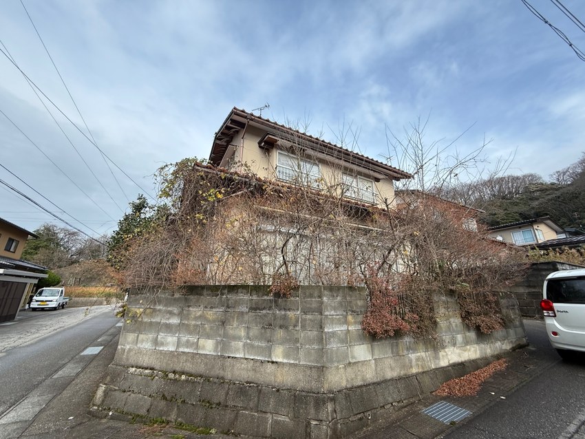 工事前の外観。石積みの塀の上に建っています