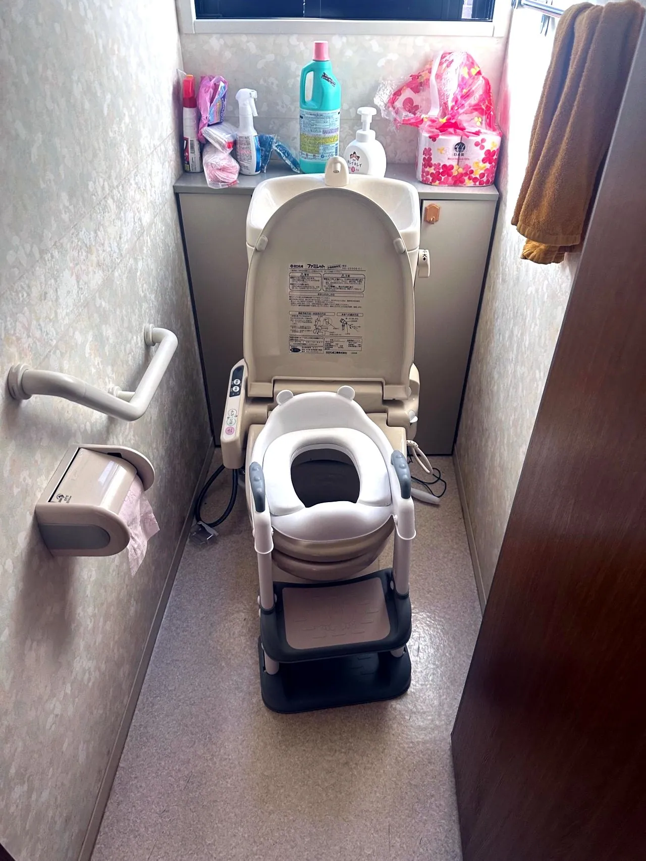 トイレ交換とまわりの補修  工事前