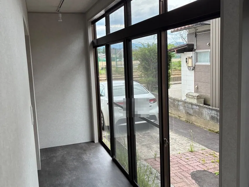 工事後の窓ぎわの土間